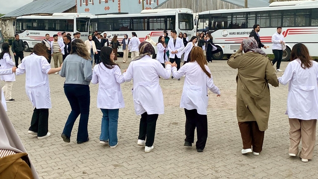 Hemşirelik öğrencileri, sağlık taramasından geçirdikleri köylülerle halay çekti