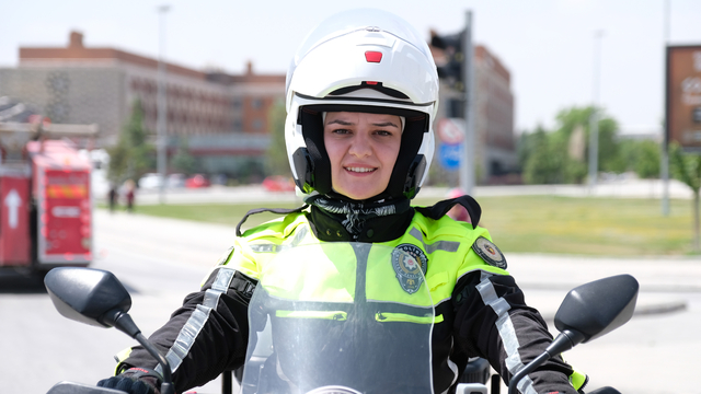 Polis Safiye, tutkusu motosikletle trafik güvenliğini sağlıyor