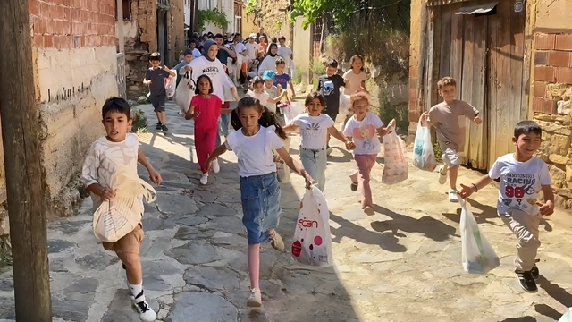 'Adak toplama' geleneği 7 asırdır yaşatılıyor; çocuklar kapı kapı dolaşıp şeker ve tatlı topluyor