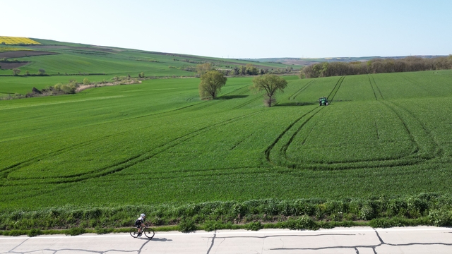 Kadın bisikletçi Pınar Kurtoğlu, yarışlara köy yollarında hazırlanıyor