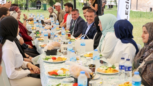 Bilecik Valisi Sözer, bayramı ailelerinden uzakta geçiren üniversitelilerle buluştu