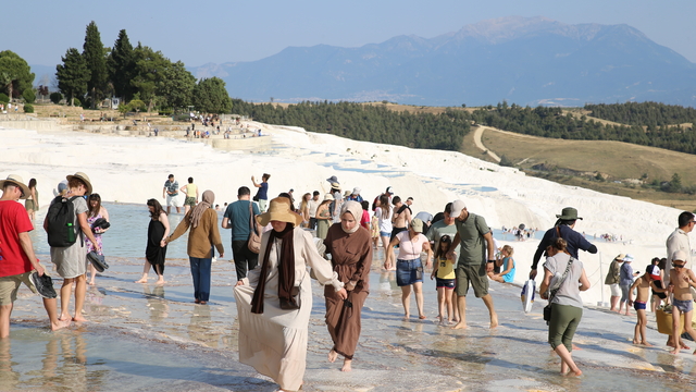 Pamukkale'de bayram tatili hareketliliği yaşanıyor