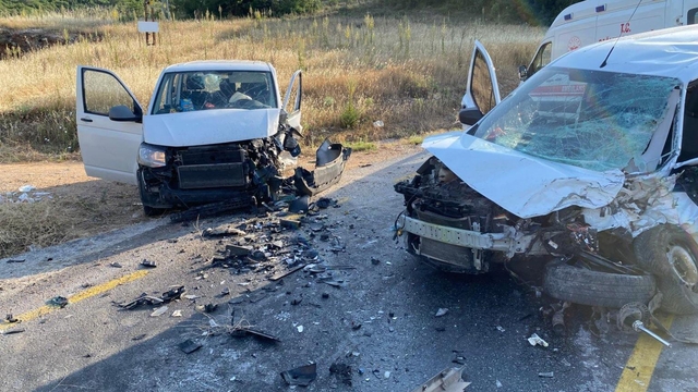 Muğla'da hafif ticari araçla otomobilin çarpıştığı kazada 3 kişi yaralandı