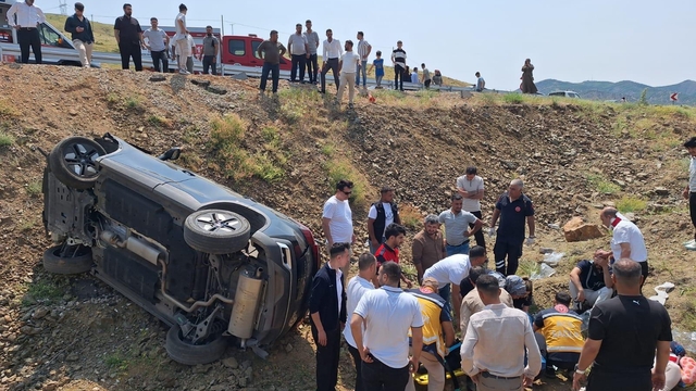 Bingöl'de şarampole devrilen otomobildeki 5 kişi yaralandı