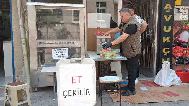 Havza'da kasap ve şarküterilerde kıyma mesaisi devam ediyor