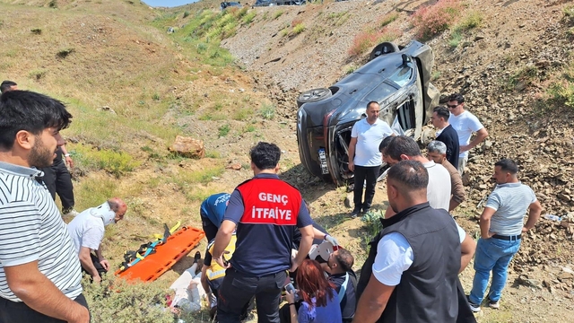 Bingöl'de otomobil şarampole devrildi: 5 yaralı