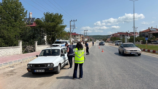 Ladik'te trafik denetiminde sürücülere lokum ikram edildi
