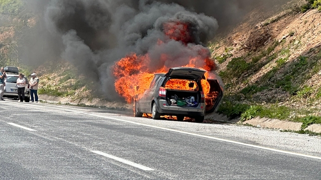 Sivas'ta seyir halindeki otomobil yandı