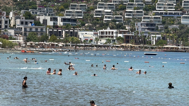 Bodrum'da bayramın 2'nci gününde sahiller doldu