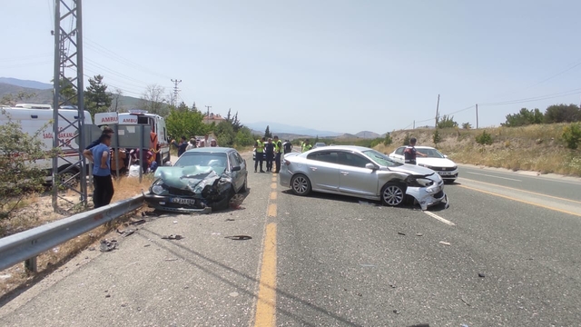 Elazığ'da iki otomobilin çarpıştığı kazada 5 kişi yaralandı