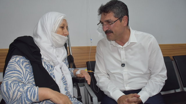 AK Parti Batman Milletvekili Nasıroğlu'ndan hastalara bayram ziyaret