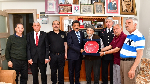 Kırşehir Valisi Demiryürek, şehit ailelerini ziyaret etti