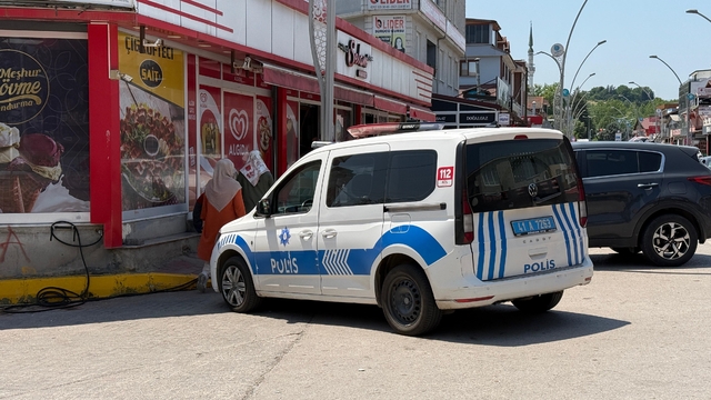 Kıyma makinesine elini kaptıran market çalışanı yaralandı
