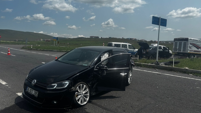 Ardahan'da iki otomobilin çarpıştığı kazada 4 kişi yaralandı