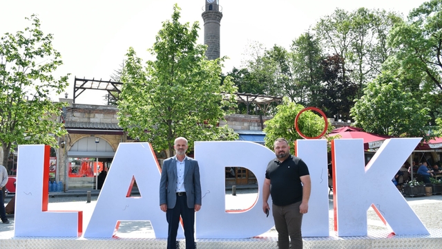 Ladik Belediyesi Cumhuriyet Meydanı'na "Ladik" yazılı yerleştirdi