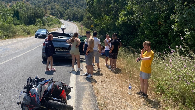 Foça'da otomobille çarpışan motosikletteki 2 kişi yaralandı