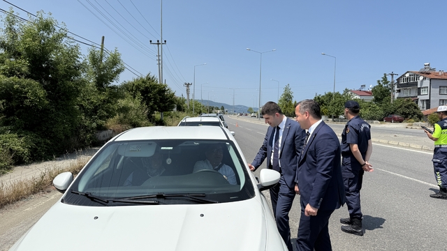 Alaçam Kaymakamı Kayabaşı ve Belediye Başkanı Özdemir, trafik denetimine katıldı