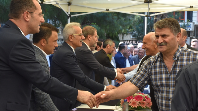 Ulaştırma ve Altyapı Bakanı Uraloğlu, Trabzon'da bayramlaşma törenine katıldı:
