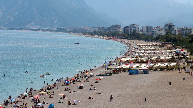 Antalya sahillerinde bayram yoğunluğu