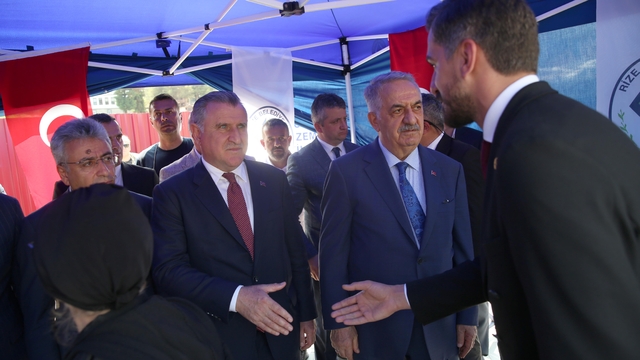 Gençlik ve Spor Bakanı Bak ile AK Parti Genel Başkan Yardımcısı Yazıcı, Rize'de vatandaşlarla bayramlaştı