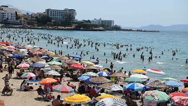 Kuşadası plajlarında 'bayram' yoğunluğu