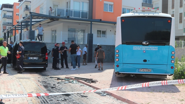 Antalya'da halk otobüsü ile panelvanın karıştığı kazada 3 kişi yaralandı