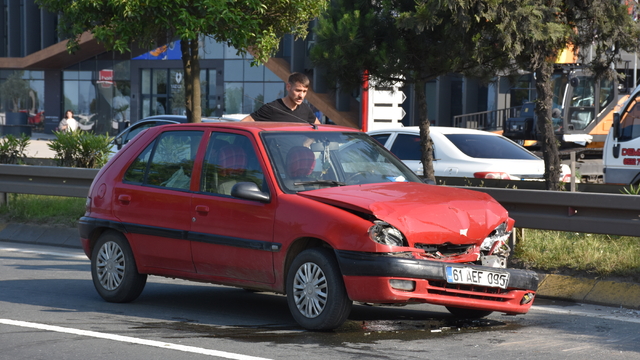 Trabzon'da trafik kazasında anne ve 2 çocuğu yaralandı
