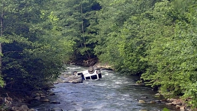 Trabzon'da hafif ticari aracın dereye devrildiği kazada karı koca hayatını kaybetti
