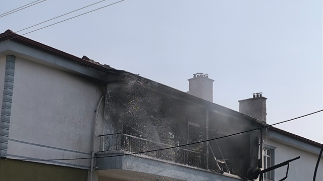 Kırıkkale'de 3 katlı apartmanda çıkan yangın hasara neden oldu