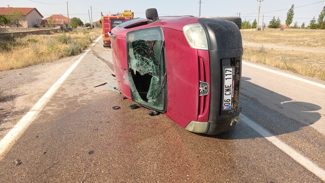 Konya'da hafif ticari aracın devrilmesi sonucu 4 kişi yaralandı