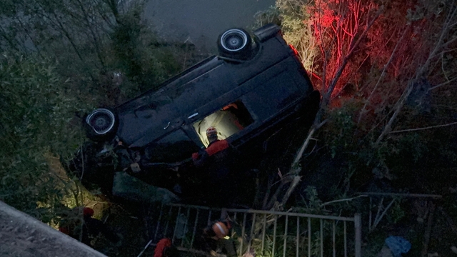 Sivas'ta minibüs nehir yatağına düştü: 4 yaralı