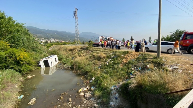 Hatay'da otomobile çarparak su kanalına devrilen minibüsteki 4 kişi yaralandı