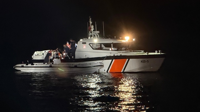 Çanakkale açıklarında 18 düzensiz göçmen yakalandı