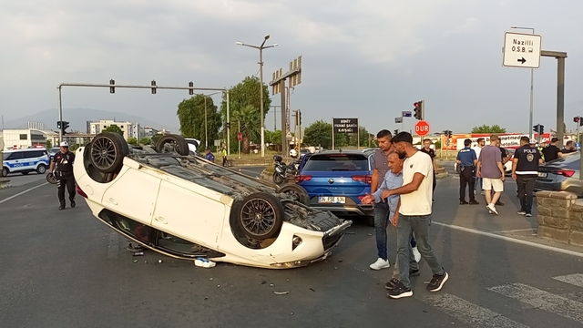Aydın'da iki otomobilin çarpıştığı kaza kamerada: 5 yaralı