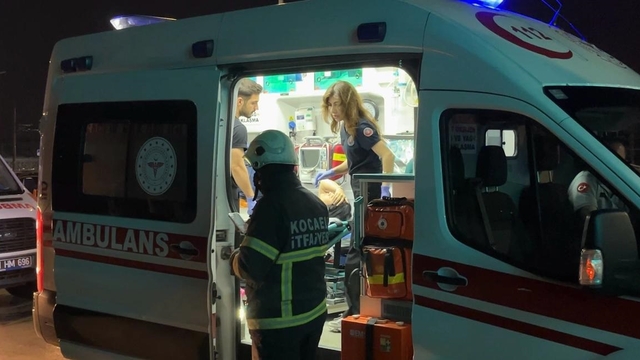 Hafif ticari araç yol ayrımındaki bariyere çarptı; 2 yaralı