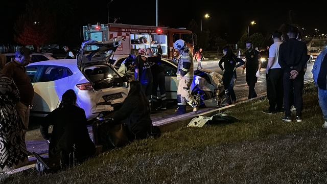 Kütahya'da zincirleme trafik kazası; 2'si ağır 6 yaralı