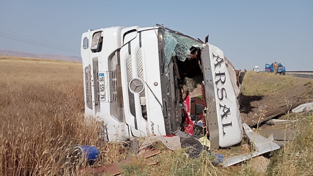 Mardin'de devrilen yakıt tankerinin sürücüsü yaralandı