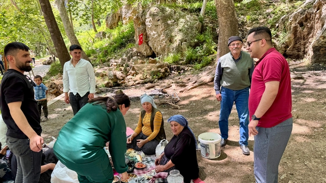 Saimbeyli Kaymakamı Açar, Obruk Şelalesi'nde vatandaşlarla bayramlaştı