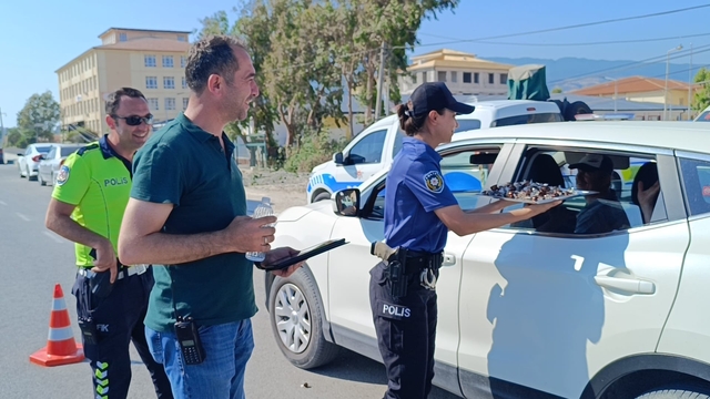 Samandağ'da polis ekipleri vatandaşların bayramını kutladı