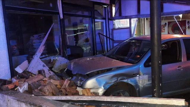 Karabük'te otomobilin iş yerlerine çarptığı kazada 1 kişi yaralandı