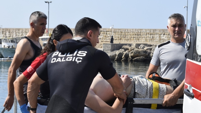 Antalya'da denizde yüzerken fenalaşan kişi kurtarıldı