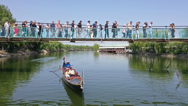 Yerli turistler Kurban Bayramı tatilinde Kapadokya'daki turizm merkezlerini doldurdu