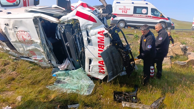Şarampole devrilen ambulansta 4 sağlıkçı yaralandı