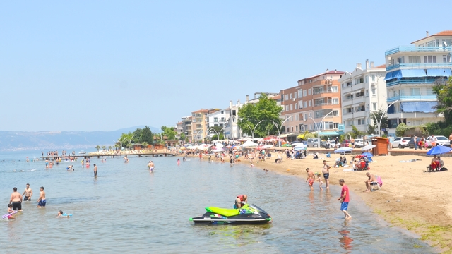 Kocaeli'nin mavi bayraklı plajlarında bayram tatili yoğunluğu