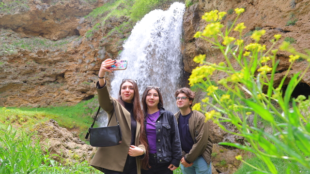 Bayburt'ta yeşilin tonları arasındaki Sırakayalar Şelalesi ilgi görüyor