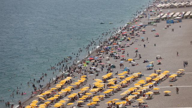 Antalya'da sahillerde bayram yoğunluğu yaşanıyor