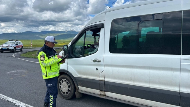 Ardahan'da trafik denetimleri sürüyor