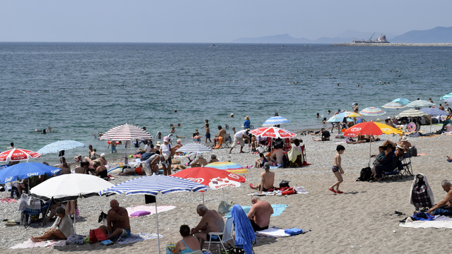 Antalya'da bayramın 3'üncü gününde, sahil ve mesire alanlarında yoğunluk