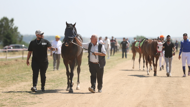 Kırklareli'nde yağlı güreş etkinliği kapsamında at yarışları düzenlendi