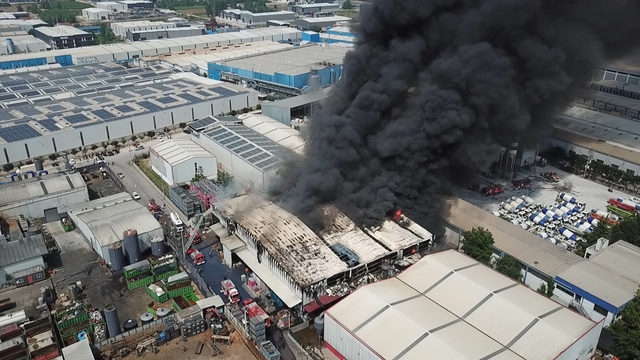 Kocaeli'de boya ve metal kaplama tesisinde yangın/Yeniden